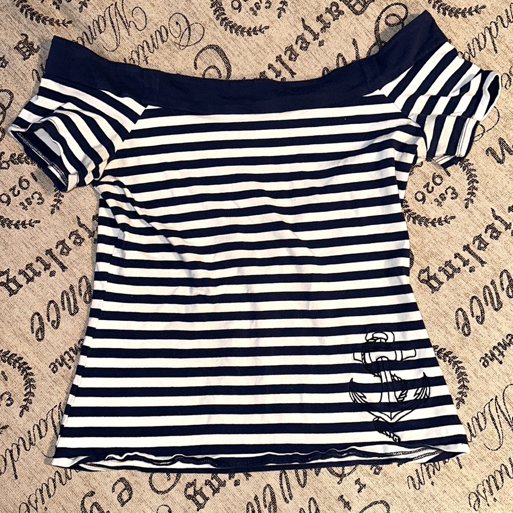 Women’s Hot Topic off shoulder shirt
